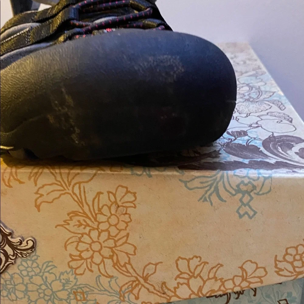 Keen Gray/Blach waterproof Footwear, scuffs one right toe from normal wear, - Picture 10 of 10